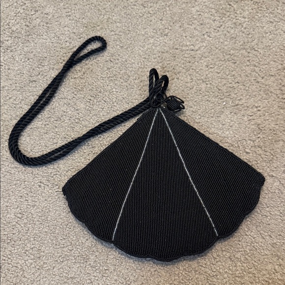 Finesse Vintage Elegant Black and Gold Beaded Shell Crossbody - Picture 2 of 8